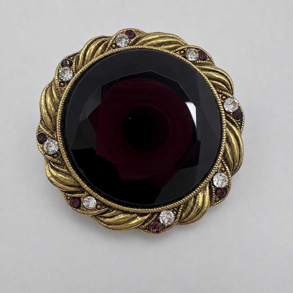 Vintage Gold Tone Round‎ Brooch Purple Faceted Glass Rhinestone Ornate Pin 1.5in